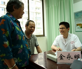 bat365正版唯一官网校友 浙江省人民医院金永明主任在磐安县人民医院义诊